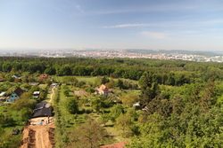 Pohled na Brno z rozhledny Ostrá horka, vpředu vlevo Lesná, za ní pak centrum s matně viditelným Špilberkem a Petrovem, vpravo v Královo Pole a v pozadí Kohoutovice.