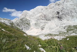 vrchol Triglavu na chvíli vykoukl z mraků (vlevo v horní třetině)