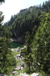 Črno jezero – když přijdete z vrchu jako my, tak po levé straně můžete pokračovat k Jezeru na planině, nebo dolů prudkým sestupem kus pod vodopád Savica (značený jako náročná cesta pro zkušené)