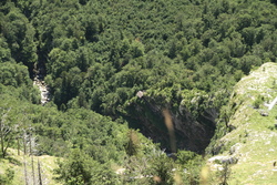 bližší pohled na vodopád Savica shora, bylo tam dost špatně vidět protože člověk muset dávat pozor na sráz