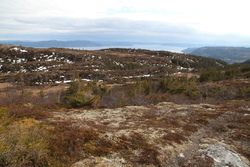 Pohled na fjord přes kopce